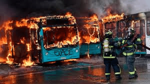 Incendian transporte en Chile