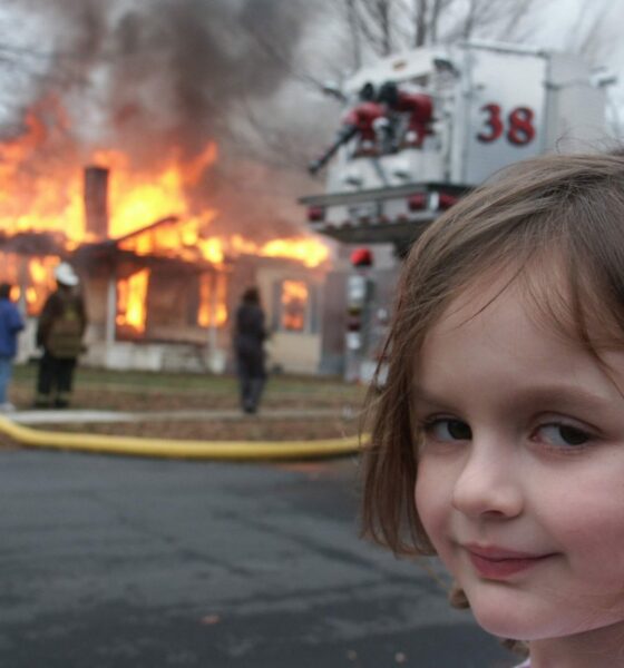 Meme de niña delante de un incendio se vende por US$ 4 473 mil