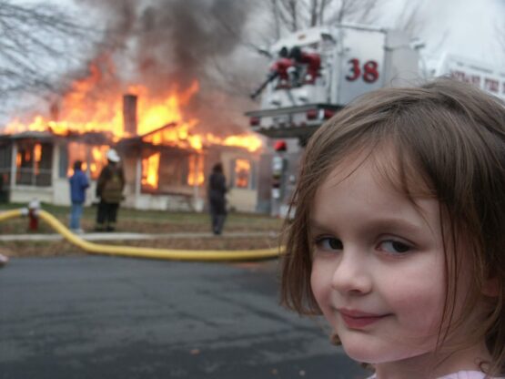 Meme de niña delante de un incendio se vende por US$ 4 473 mil