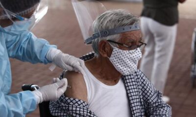 vacunación contra covid a abuelitos en el Callao