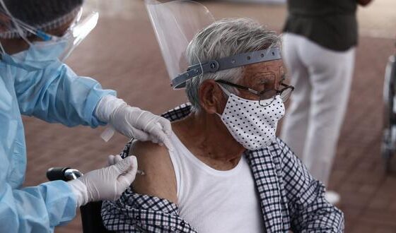 vacunación contra covid a abuelitos en el Callao