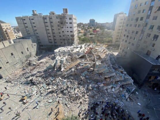 Israel intensifica ataques contra Gaza y destruye edificio de medios de comunicación internacionales