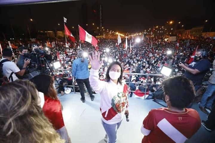 Keiko Fujimori marcha por la democracia