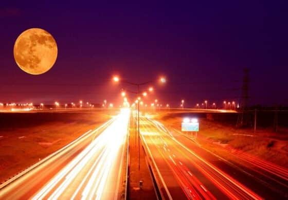 Tesla sigue mareado y confunde la luna con el semáforo. Pierde el tren. Y congestiona el tráfico