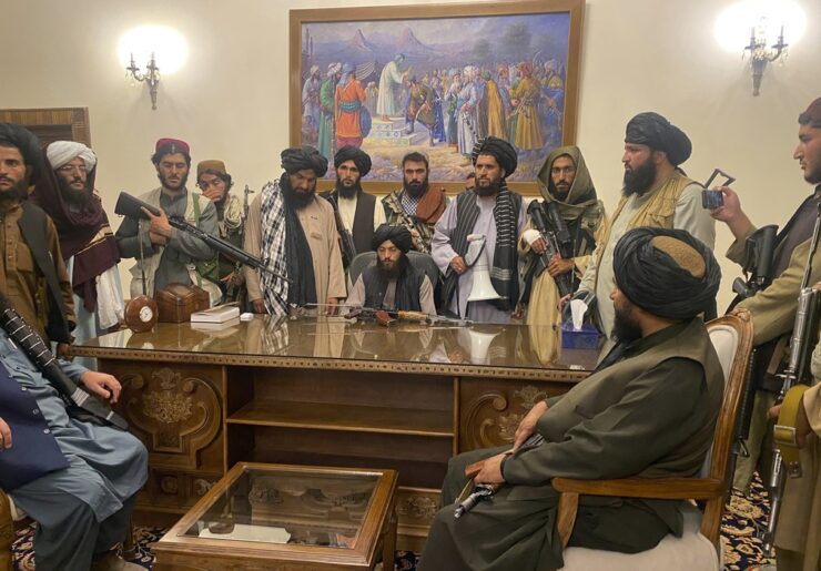 Después de que los talibanes toman Afganistán, Biden defiende la decisión de retirar el ejército estadounidense