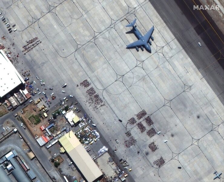 El adiós de los afganos que dejan el país en el aeropuerto