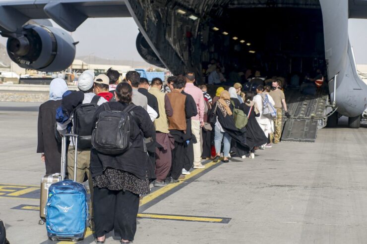 El adiós de los afganos que dejan el país en el aeropuerto