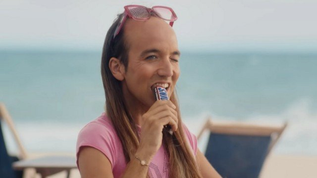 Propaganda de chocolate Snickers es acusado de homofobia 