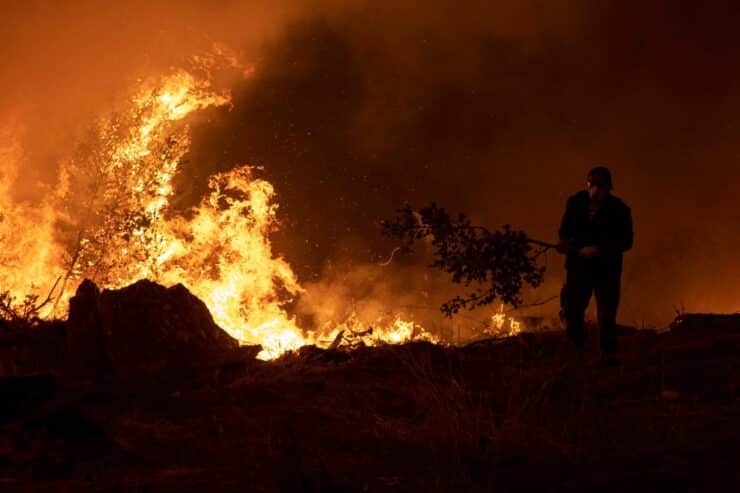 Incendios asolan la isla griega pero pierden fuerza en Turquía