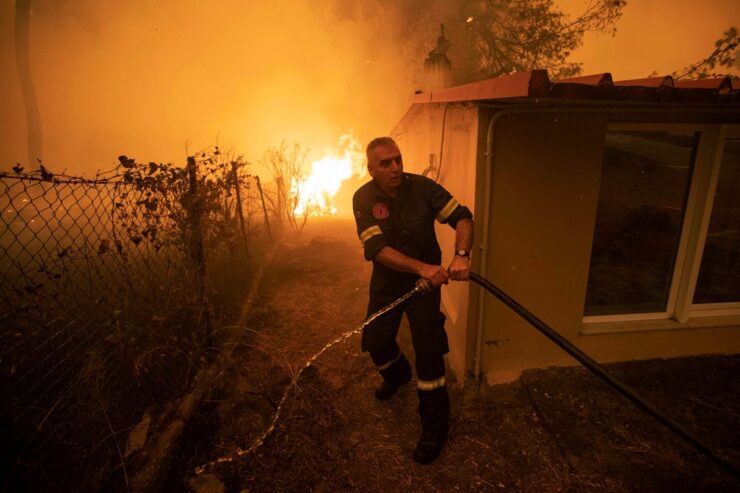 Incendios asolan la isla griega pero pierden fuerza en Turquía