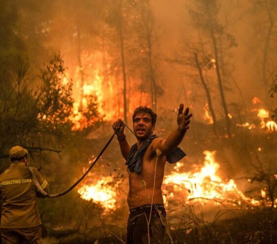 Incendios asolan la isla griega pero pierden fuerza en Turquía