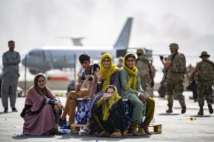 El adiós de los afganos que dejan el país en el aeropuerto
