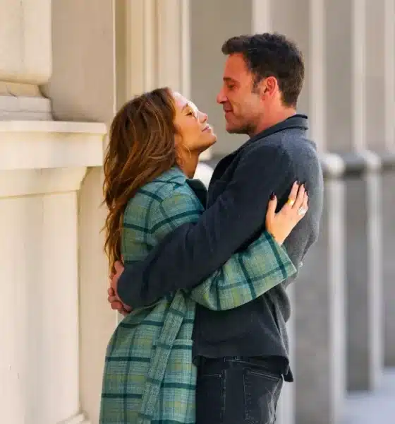 Jennifer Lopez y Ben Affleck intercambian besos apasionados