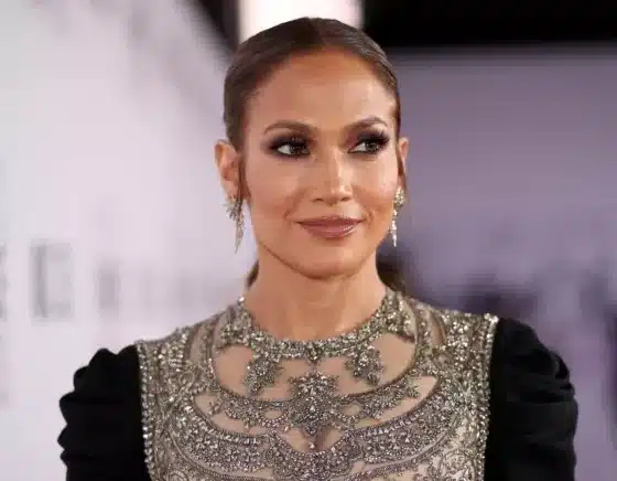 Jennifer Lopez muestra su anillo de compromiso