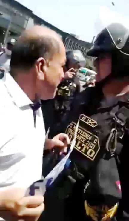 Policías Golpean a Periodistas y Manifestantes en Congreso 