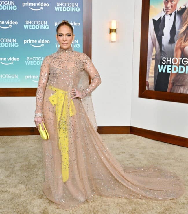 Jennifer Lopez deslumbra con vestido transparente