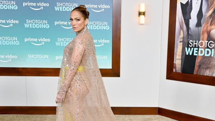 Jennifer Lopez deslumbra con vestido transparente