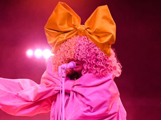 Cantante Sia revela públicamente que tiene autismo
