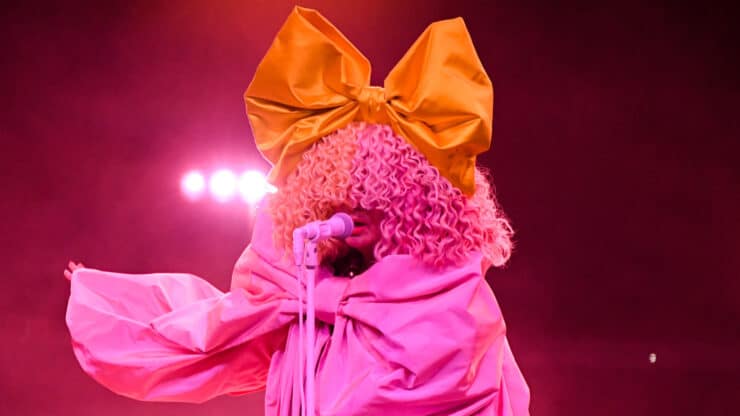 Cantante Sia revela públicamente que tiene autismo
