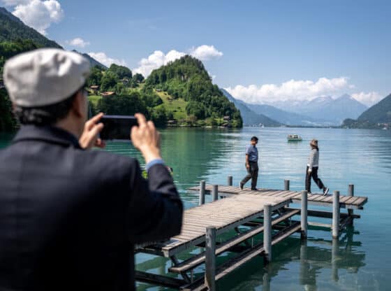 Serie de Netflix provoca invasión de turistas en pueblo suizo