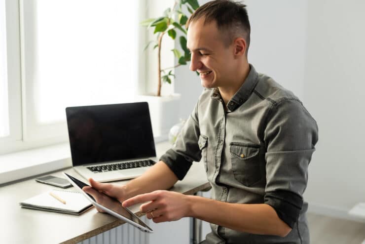 Cómo mejorar tu postura mientras trabajas con tu laptop