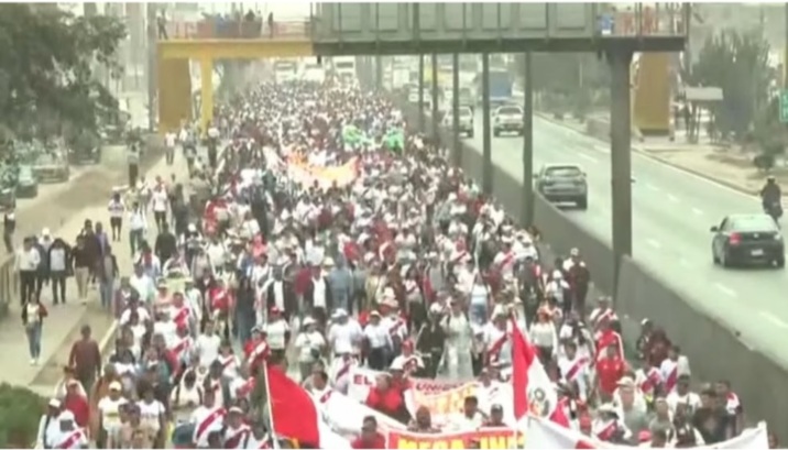 El pueblo salió a las calles cansado de tanta incapacidad e ineptitud del gobierno y congresistas